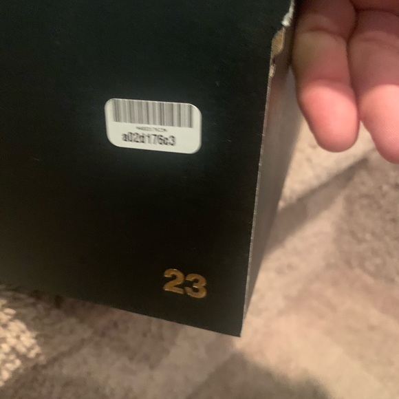 Air Jordans Mids.Beautiful size 9 just an awesome sneaker.👟Like new & authentic - Picture 5 of 13